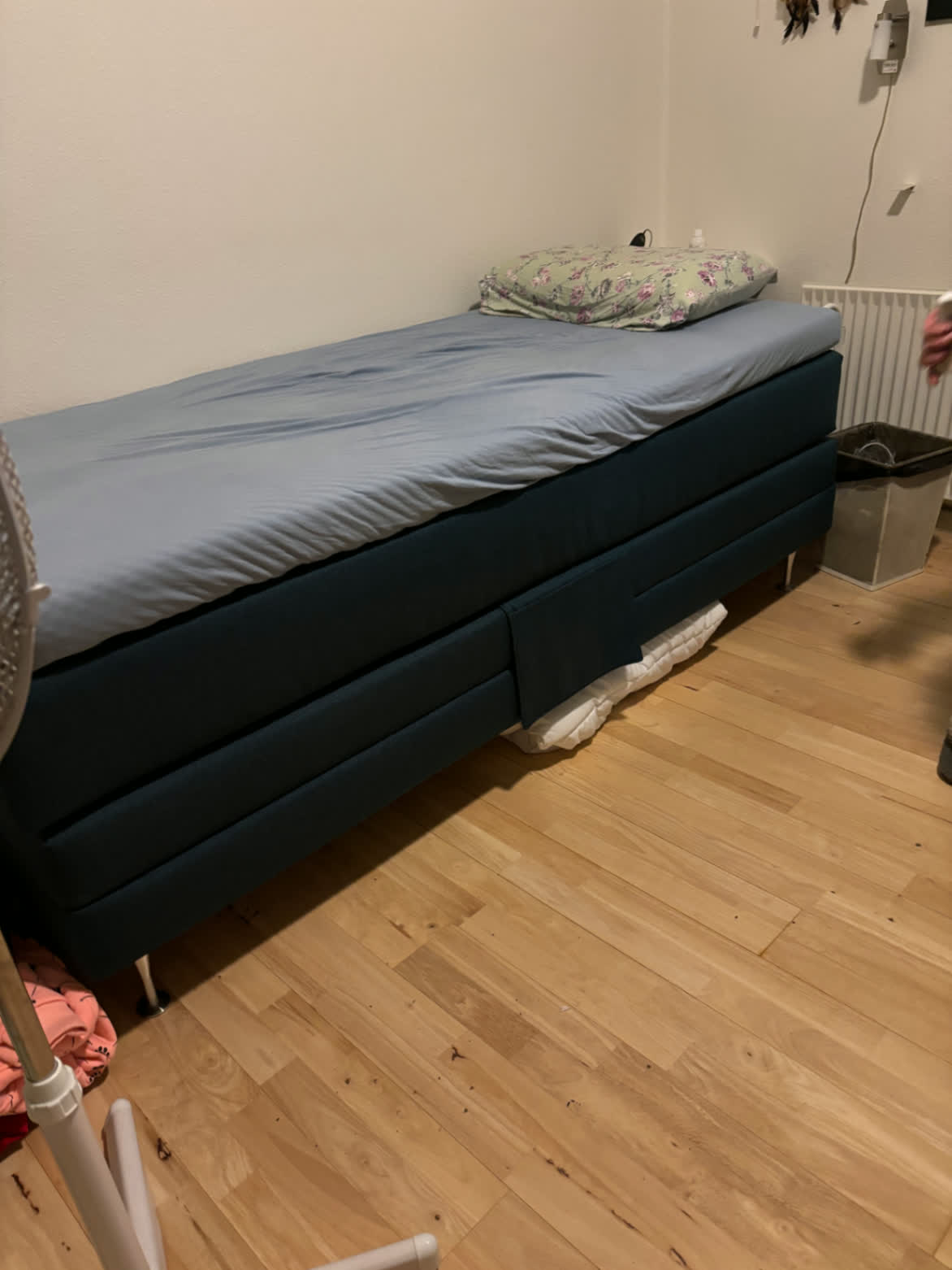 Kundeoplevelse med mørkblå elevationsseng i privat rum