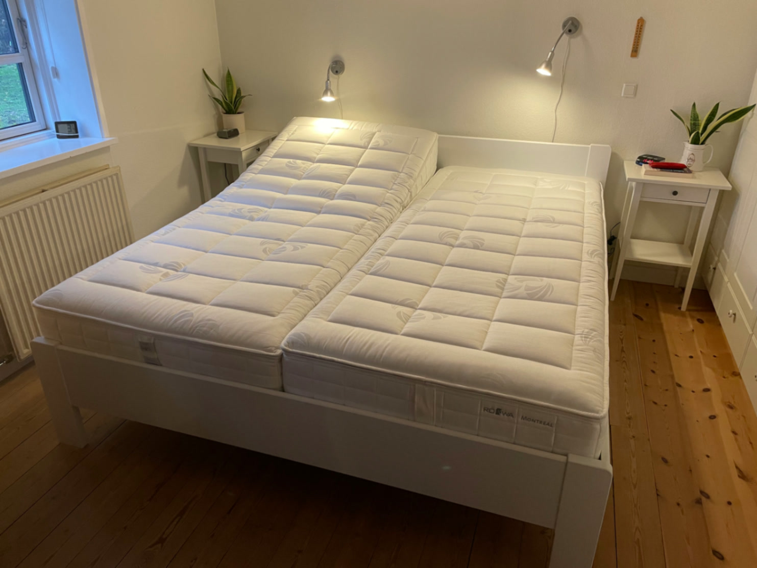 Kundeoplevelse med hvid dobbeltseng og elevationsmadrasser