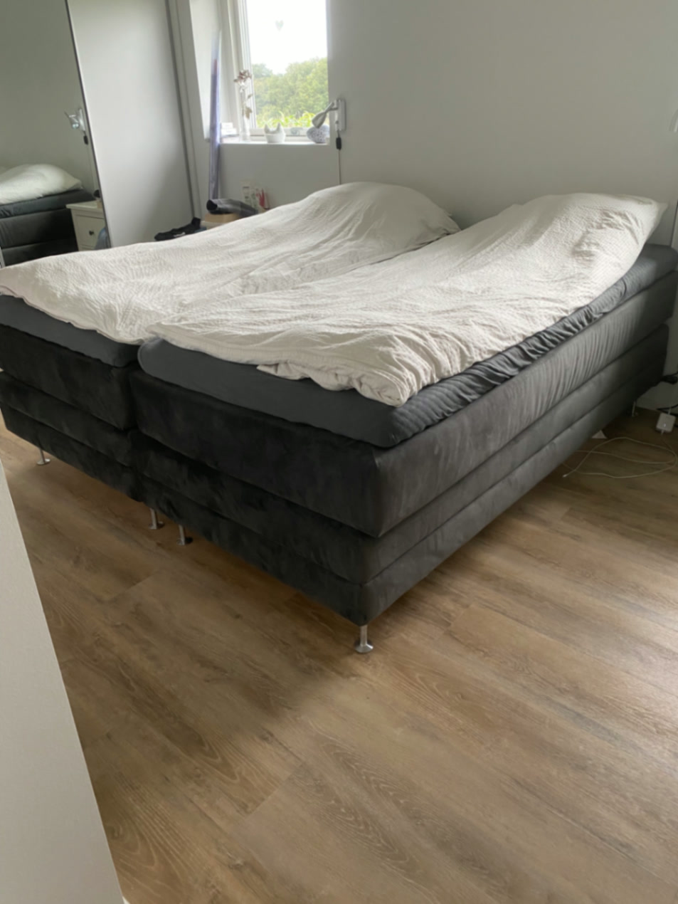 Kundeoplevelse med mørk elevationsseng og delt top