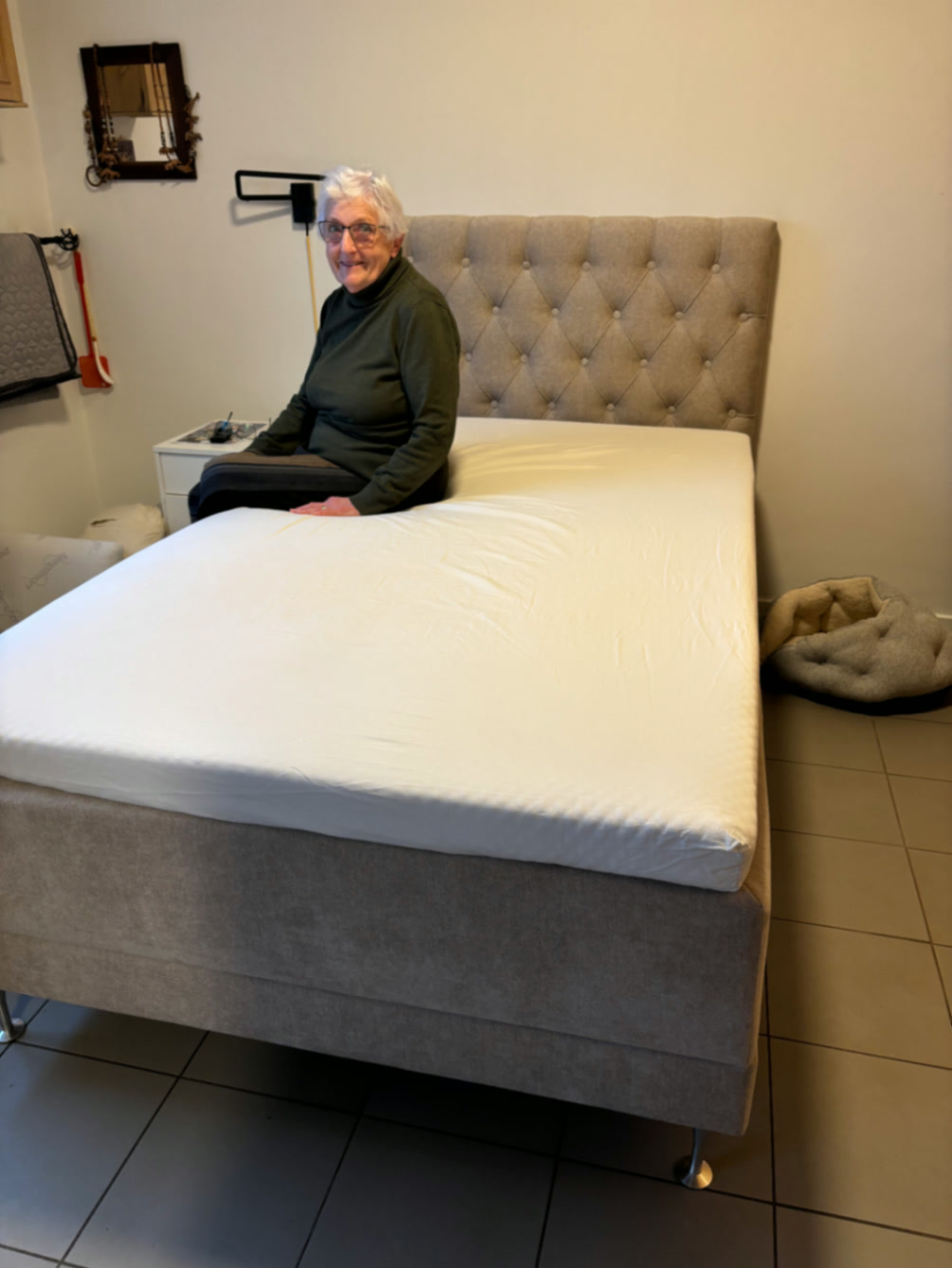 Kundeoplevelse med kunde siddende på lys seng