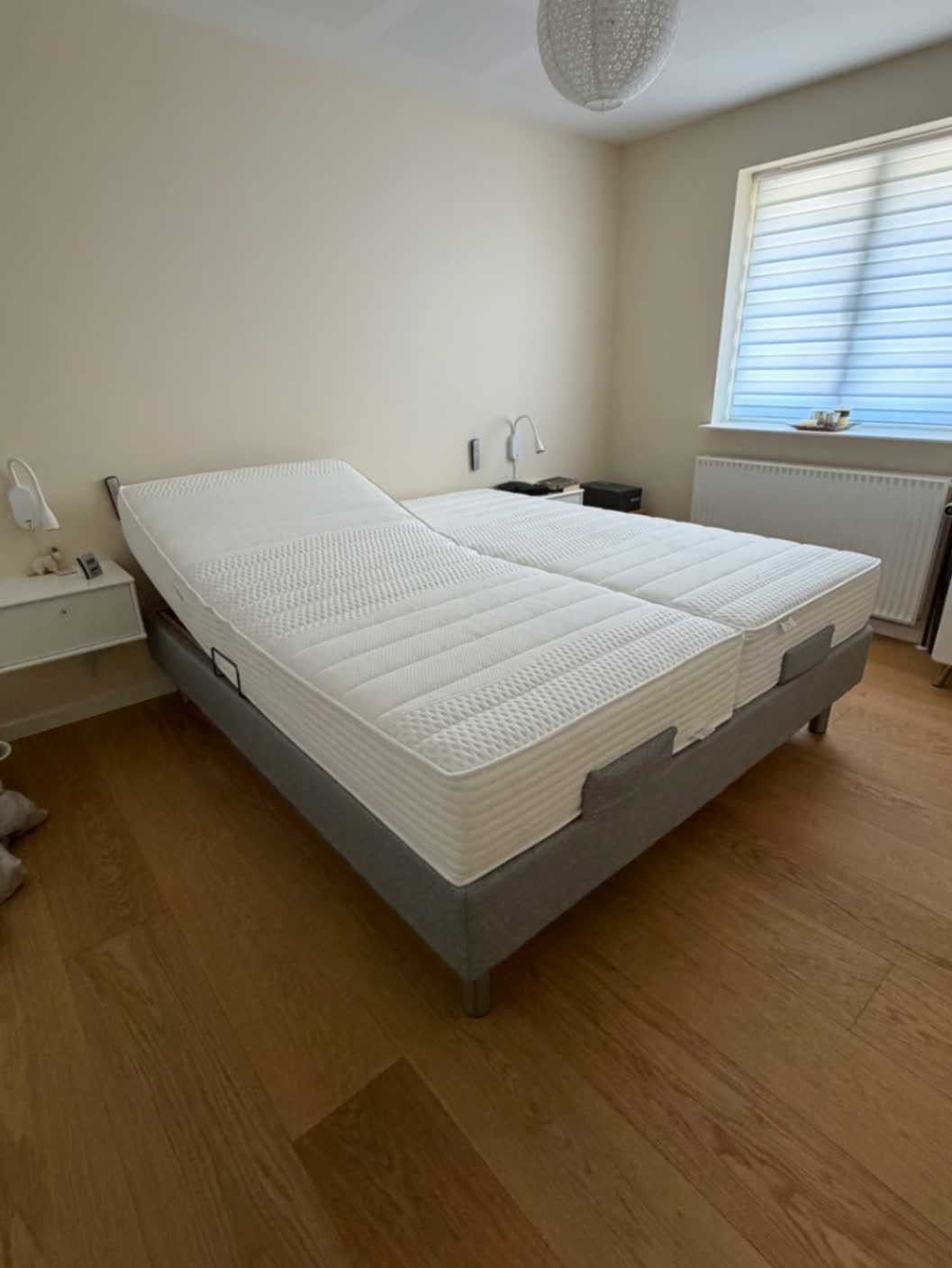 Kundeoplevelse med elevationsseng i gråt tekstil