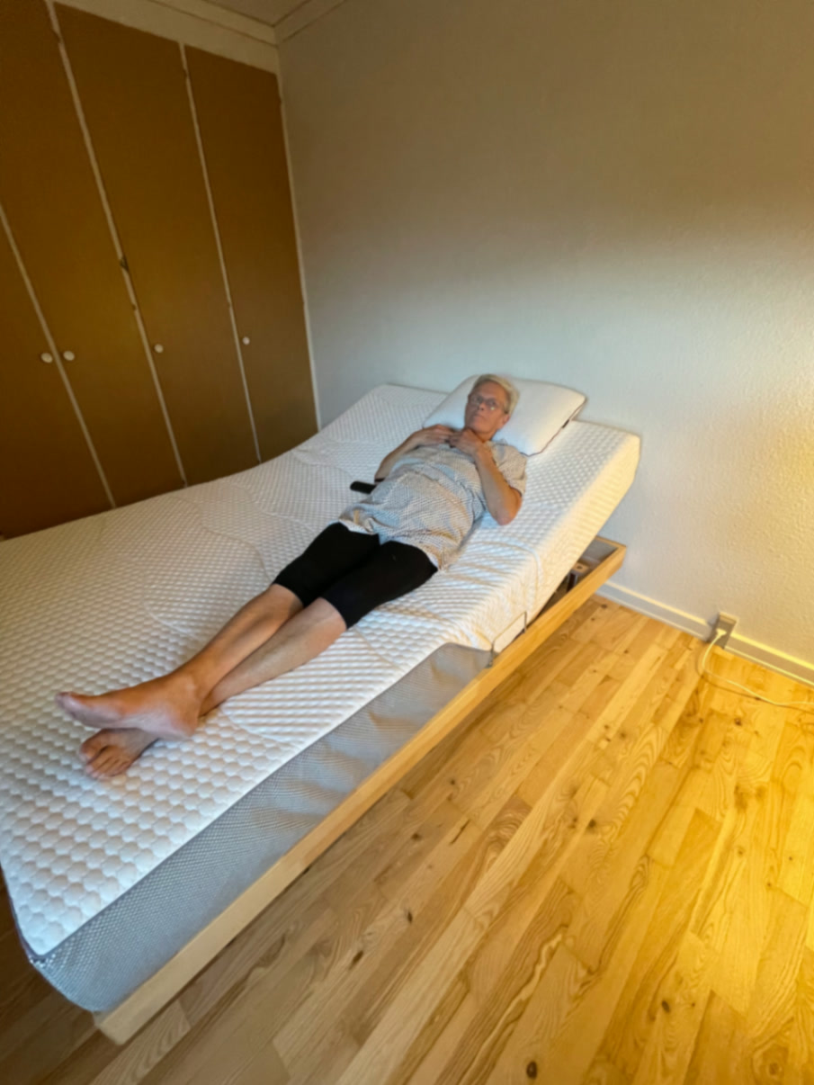 Kundeoplevelse med kvinde der hviler på elevationsseng
