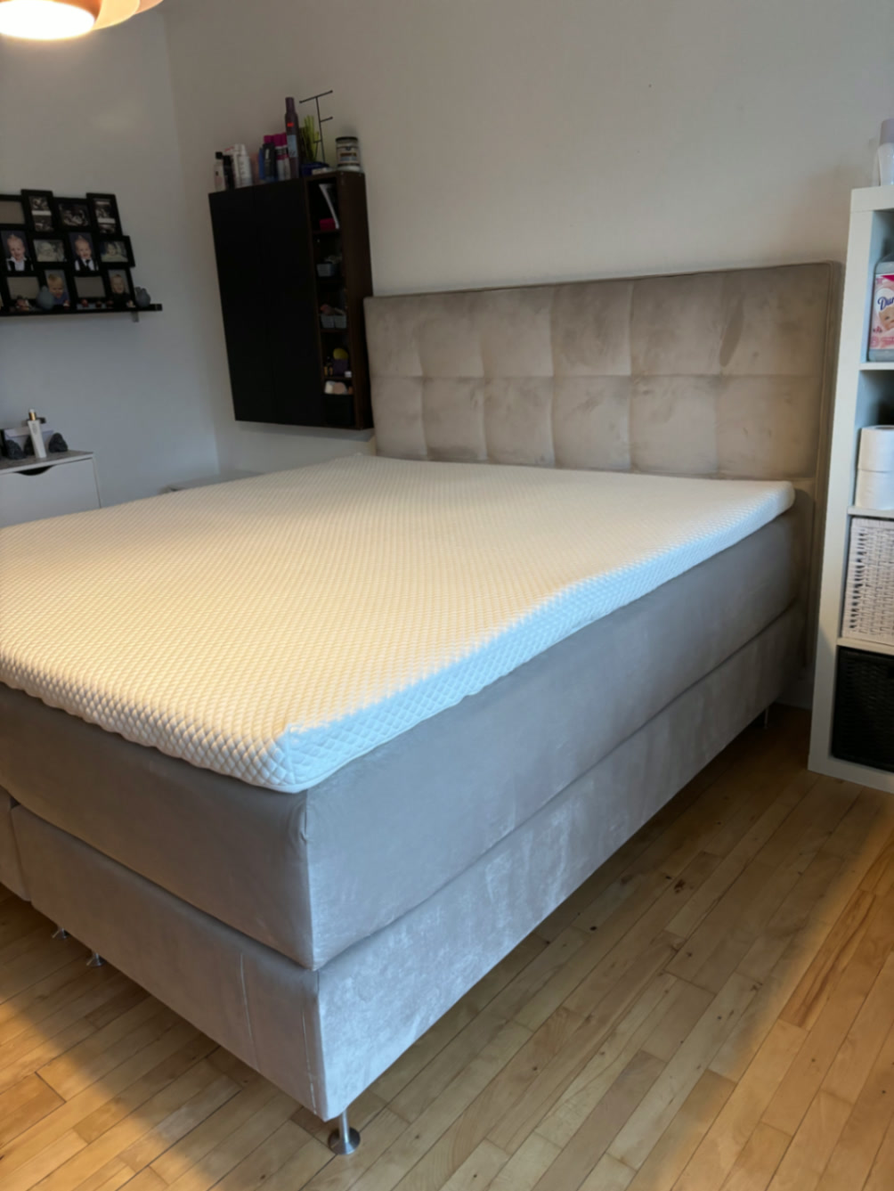 Kundeoplevelse med beige kontinentalseng og høj gavl